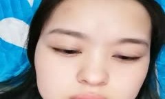 颜值不错挺嫩贫乳妹mei子全裸啪pa啪秀，口口骑乘后入换着操呻吟娇喘诱人，很是诱惑喜欢不要错过