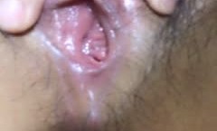 小妖精萌萌大尺度福利，绿播转黄播首次全程露脸大秀，年纪不大的小可爱粉[fen]穴粉奶自己抠穴，淫水沾手指吸吮