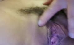长相甜美丰满大奶妹mei子卫生间马桶上自摸诱惑，扭动大屁股掰穴近距离特写非常诱人