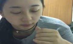 《重磅⭐隐私曝光》渣男分手后报复流出清纯眼镜学生妹mei不健康露脸自拍XXX🅳🅾🆄🆈🅸🅽吹箫、打炮、紫薇，呻吟声很有特点骚母狗就这样炼成的(3)