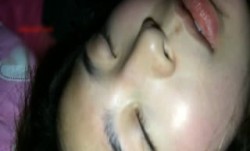 某艺术院校极品美女不小心喝醉后被人换了3套衣服和丝袜进行玩弄，阴毛浓密，小[xiao]穴和乳房都粉嫩，绝对不止被干一次！