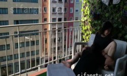 《顶级网红精品》多毛国人妹mei子留学生反差骚女私拍XXX🅳🅾🆄🆈🅸🅽不好好学习甘心做老外母狗-异族夫妇在城市阳台上进行公开性行为