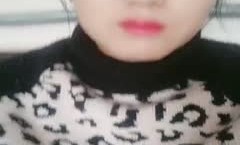 二胎骚逼孕妇全程露脸大秀直播赚外快，漏着奶子自己揉捏玩弄听狼友指挥，性感得骚逼自己掰开玩肉芽真刺激