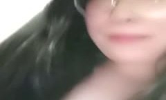 白熊小师妹mei妮妮家里没地方跑到医院厕所去大秀，露脸玩耍拿个棒棒冰塞骚操抽[chou]插，自己舔tian淫水，大奶子又白又挺