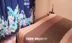 骚母狗 戴口球脖子拴着狗绳 那种征服感有点爽 母狗也是非常配合 没几分钟母狗的逼就湿了被操得阴唇外翻