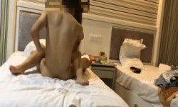 “亲爱的受不了了爽死了”四川美女琳琳宾馆援交老板应该是提前吃好大力丸了很生猛床都操跑了对白淫ying荡1080P原版第官网01集