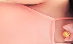 抖阴新片！【草莓熊】粉嫩巨乳妹mei子情趣肚兜给炮友口口，深夜户外啪pa啪掰穴后入抽[chou]插非常诱人