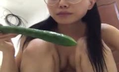 闷骚眼镜妹mei拿着两根黄瓜一块抽[chou]插[cha]穴穴屁眼，玩尽兴啦还把黄瓜吃啦，嚣张至极会玩会玩！