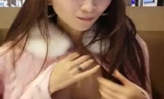 ❤️-西安大表姐-❤️西餐厅露出，坐在位子上、边吃肉边和网友们聊骚，小哥贱手突然袭来抓胸，看着真刺激！
