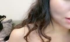 粉红色睡衣长发美少妇躺在床上诱惑自[zi]慰乳头粉嫩诱惑十足，道具插[cha]穴近景特写