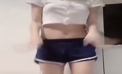 《疯狂抖音》美新娘5 美女喝高了洒酒疯耍的点大当街脱光光摆pose还跟jc动手(12)