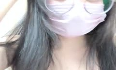 斯文眼镜口罩妹mei子全裸大黑牛自[zi]慰，白皙美乳苗条身shen材椅子上头部抽[chou]插震动，高潮呻吟娇喘连连