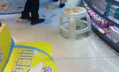 抖阴新片！【海角❤️乱luan伦大神】乱luan伦爱好者✨ 危险游戏妈妈戴着跳蛋逛街 出门被扫地阿姨发现了 强烈快感忍不住蹲下 回到家湿透了