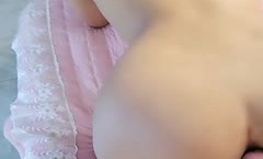 蜜桃臀风骚小女友全程露脸让小哥调教玩弄，新买的肛塞撅着屁股让小哥插入，口交大鸡巴后入首爆菊花精jing彩刺激