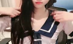 超淫ying荡的白丝制服小妹mei全程露脸大秀直播，女神颜值互动撩骚，道具抽[chou]插白虎骚穴跳蛋摩擦，呻吟可射she精jing彩别错过