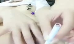 轻熟女会玩敢玩 超大道具插逼 阴蒂逼里倒风油精 用逼吸烟 演示如何用导尿管 貌似很多人喜欢她