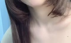 骨感小美女，一个人在家无聊，录了个小视频诱惑我，身shen材是真不错皮肤也蛮好！